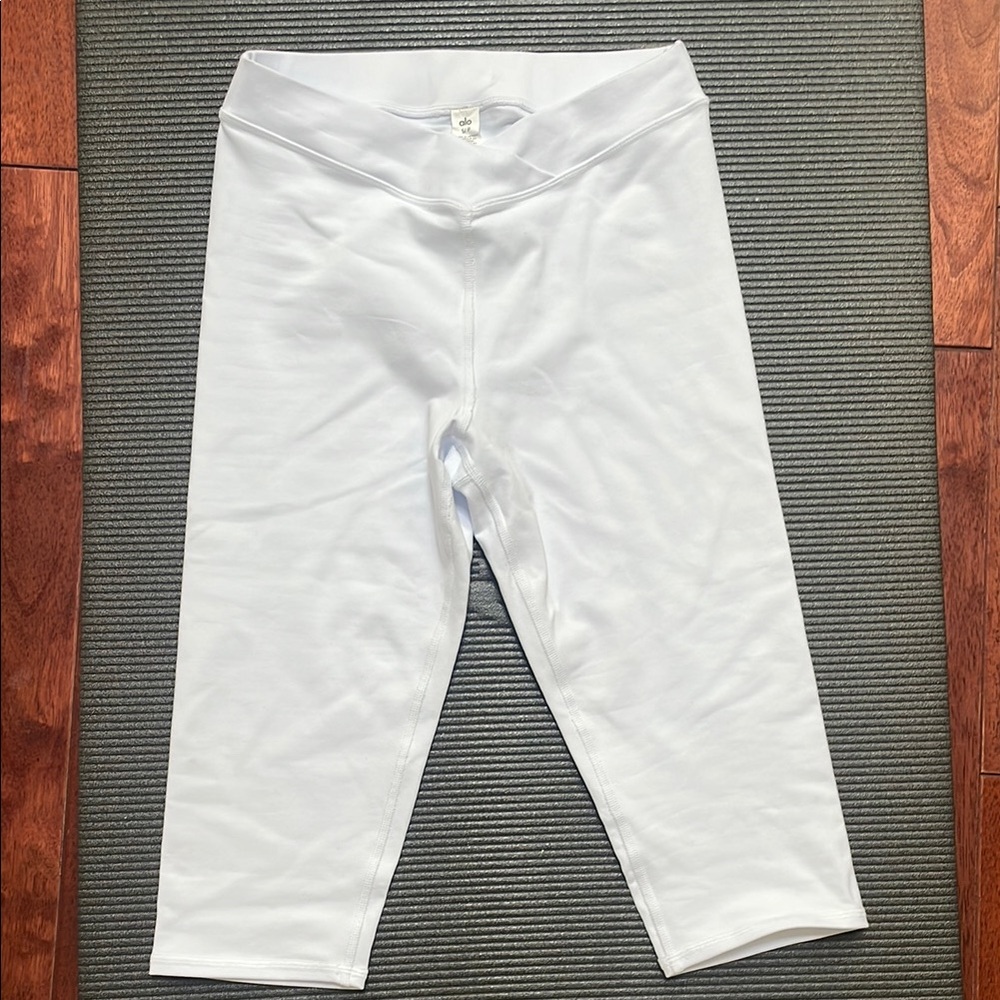 ALO Yoga White Leggings Cropped Stretchy Design